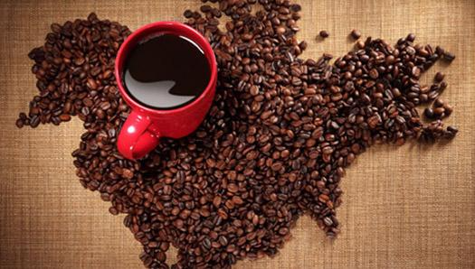 Koffiebonen op tafel met een rode kop zwarte koffie in het midden - Nestlé Professional