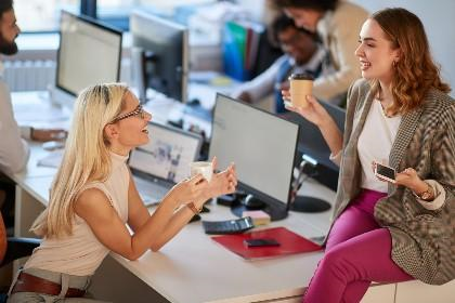 Twee collega's kletsen op kantoor onder het genot van een kop koffie - Nestlé Professional