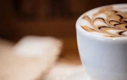 Closeup van een kopje koffie met mooie koffie kunst - Nestlé Professional