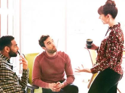 Collega's drinken samen een kopje Nescafé - Nestlé Professional