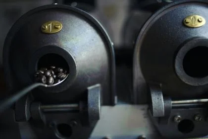 Closeup van koffiebonen die in een koffiezetmachine geschept worden - Nestlé Professional