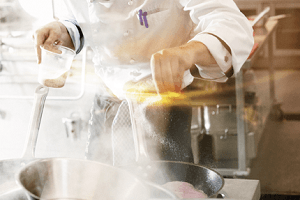 Kok voegt Maggi aroma toe aan een gerecht - Nestlé Professional