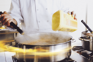 Kok giet Maggi in een pan en roert dit door de soep - Nestlé Professional