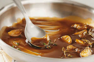 Kom bruine dikke jus met een lepel erin - Nestlé Professional