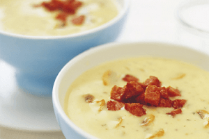 Kommen crème kleurige soep met rode decoratie - Nestlé Professional