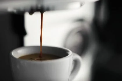 Koffie loopt uit een koffiezetapparaat - Nestlé Professional