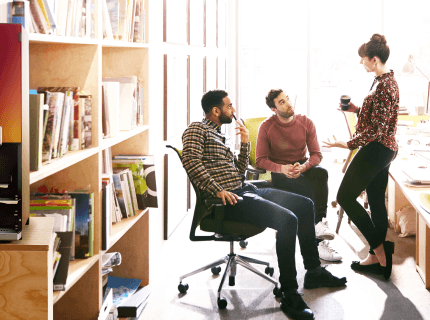 Drie collega's kletsen onder het genot van een kopje koffie - Nestlé Professional