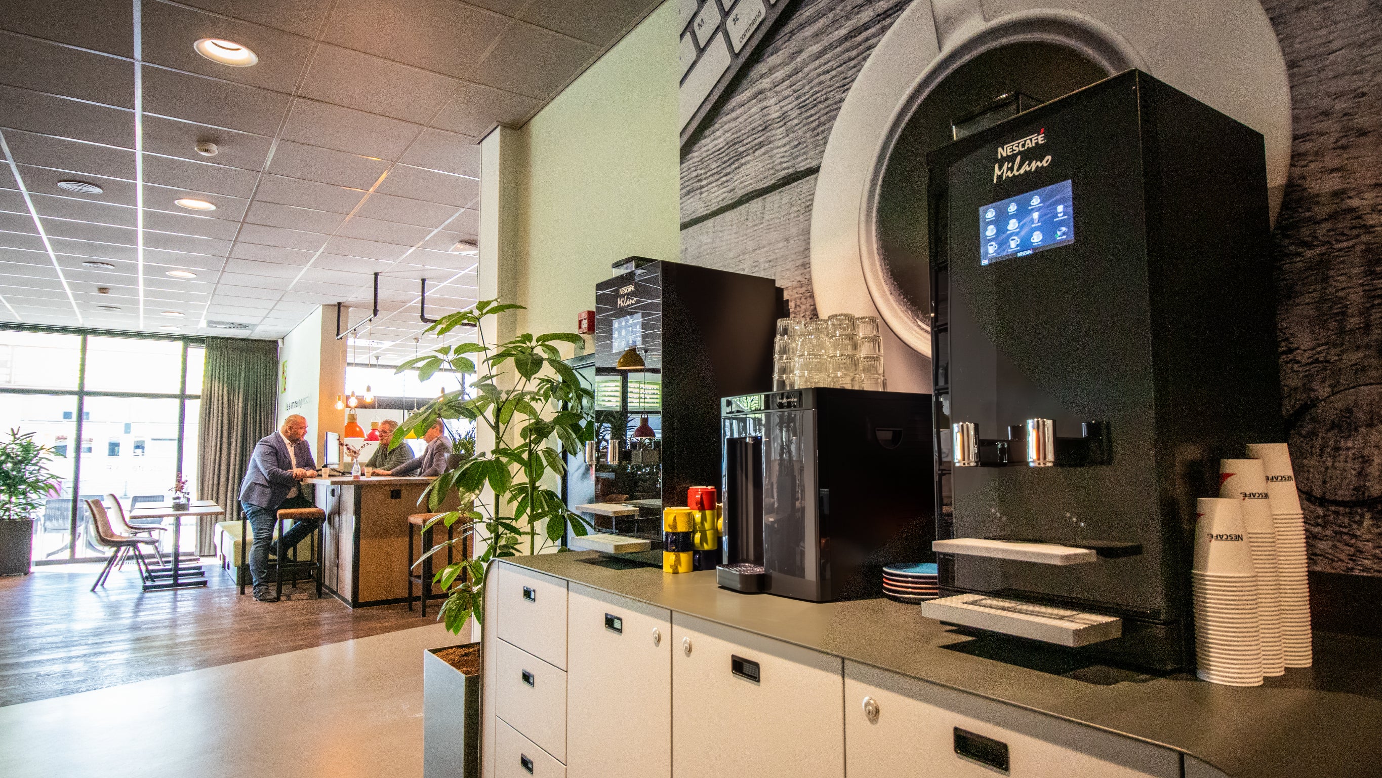 Nescafé koffiezetapparaat in een kantine - Nestlé Professional