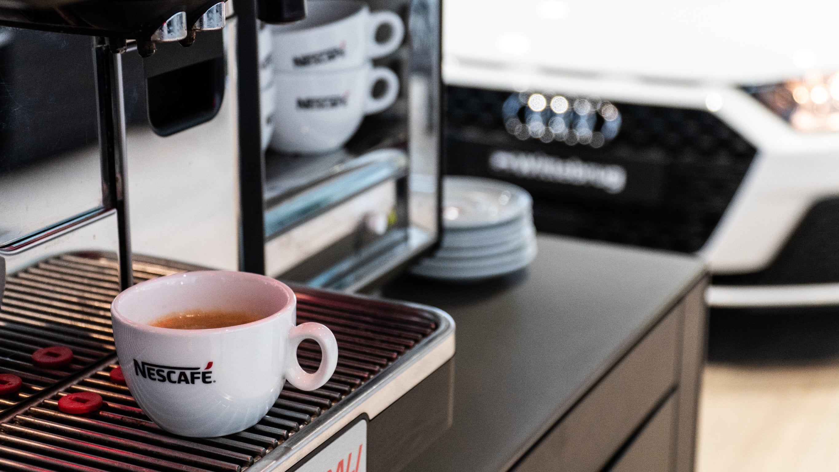 Kopje Nescafé koffie onder een koffiezetapparaat - Nestlé Professional