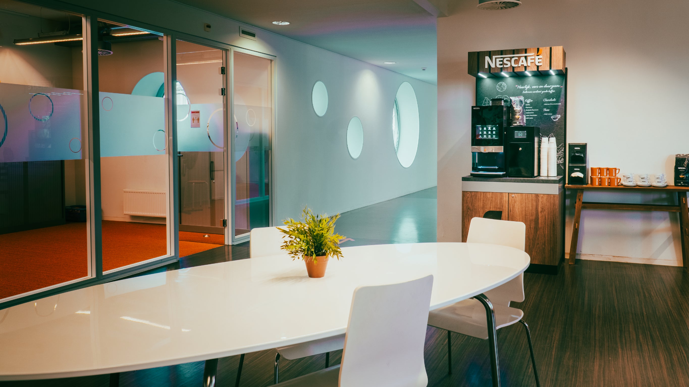 Lege kantine met een Nescafé koffiezetapparaat - Nestlé Professional