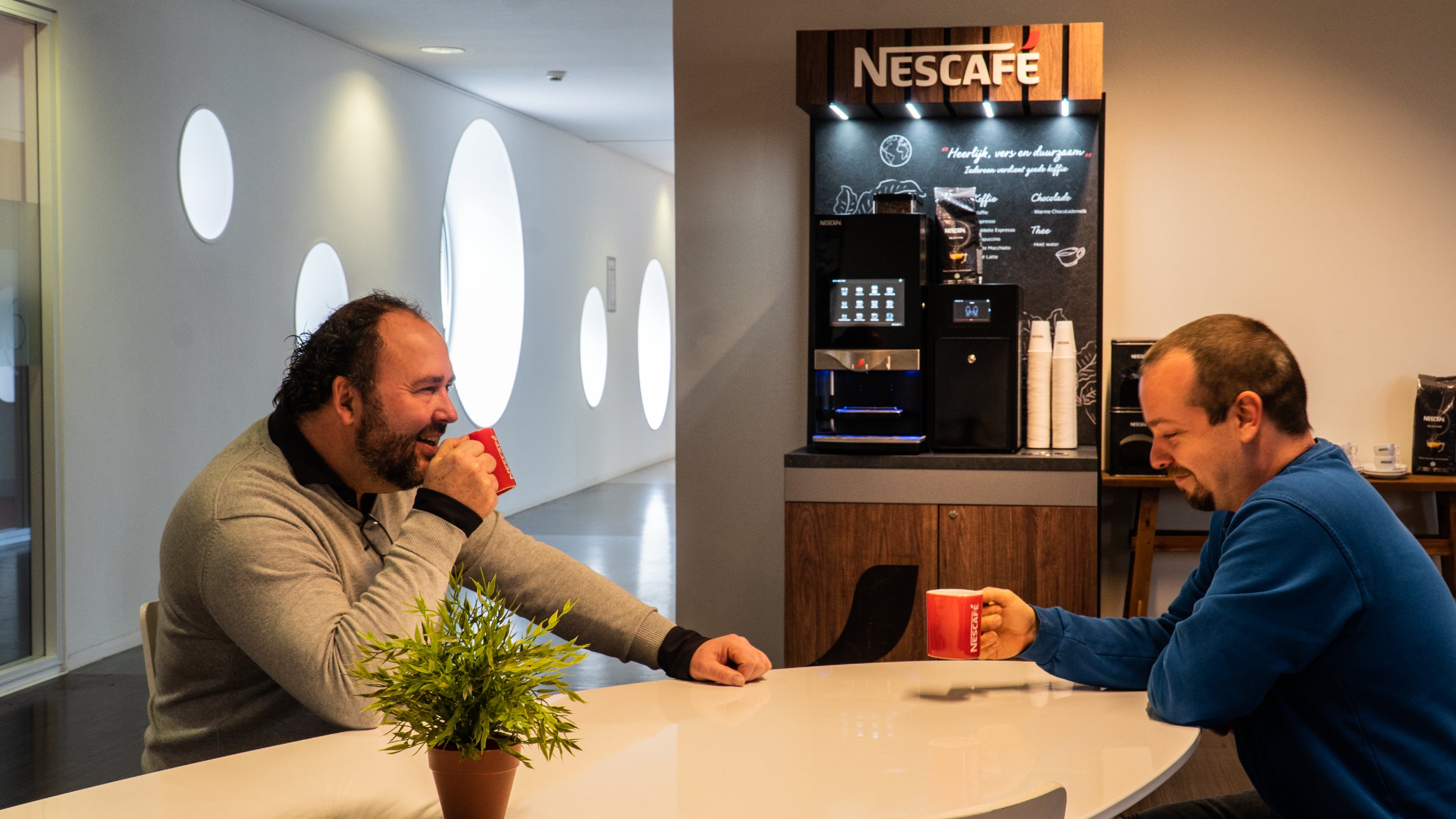 Collega's genieten in de pauze van een kopje Nescafé koffie - Nestlé Professional