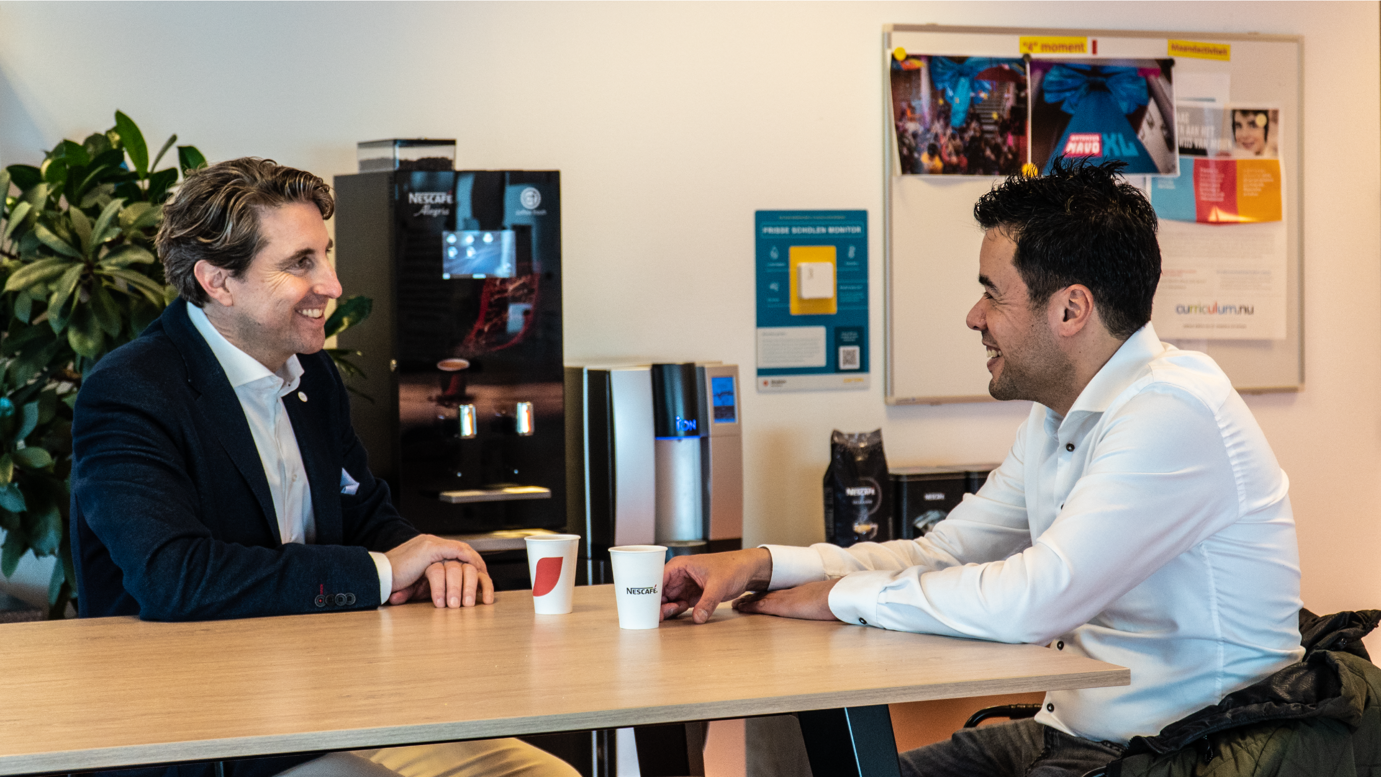Twee collega's drinken samen een kopje Nescafé in hun pauze - Nestlé Professional