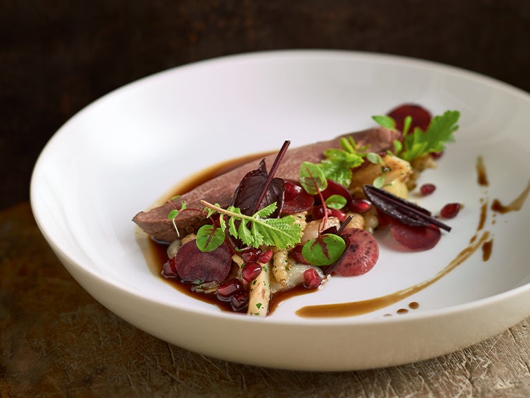 Gedecoreerd bord met vlees en jus - Nestlé Professional