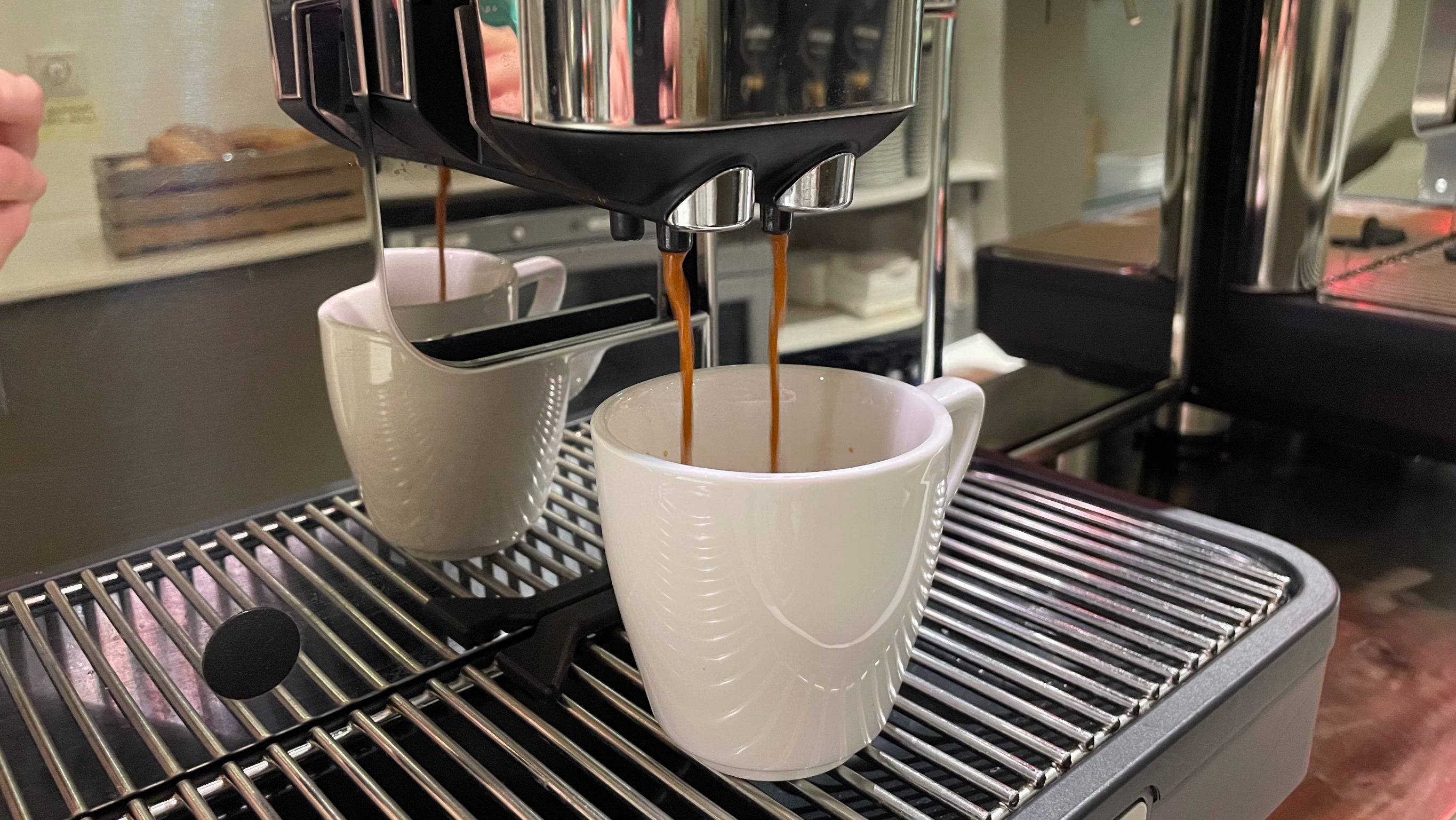 Closeup van koffie dat uit het koffiezetapparaat in een kopje druppelt - Nestlé Professional