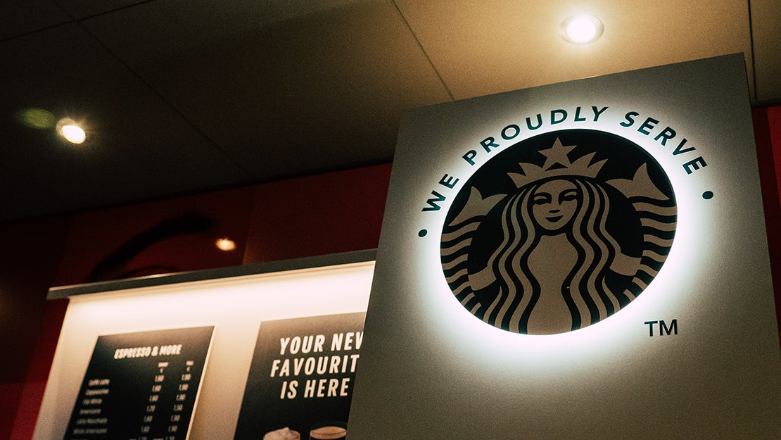 Starbucks logo met 'we proudly serve' erboven - Nestlé Professional