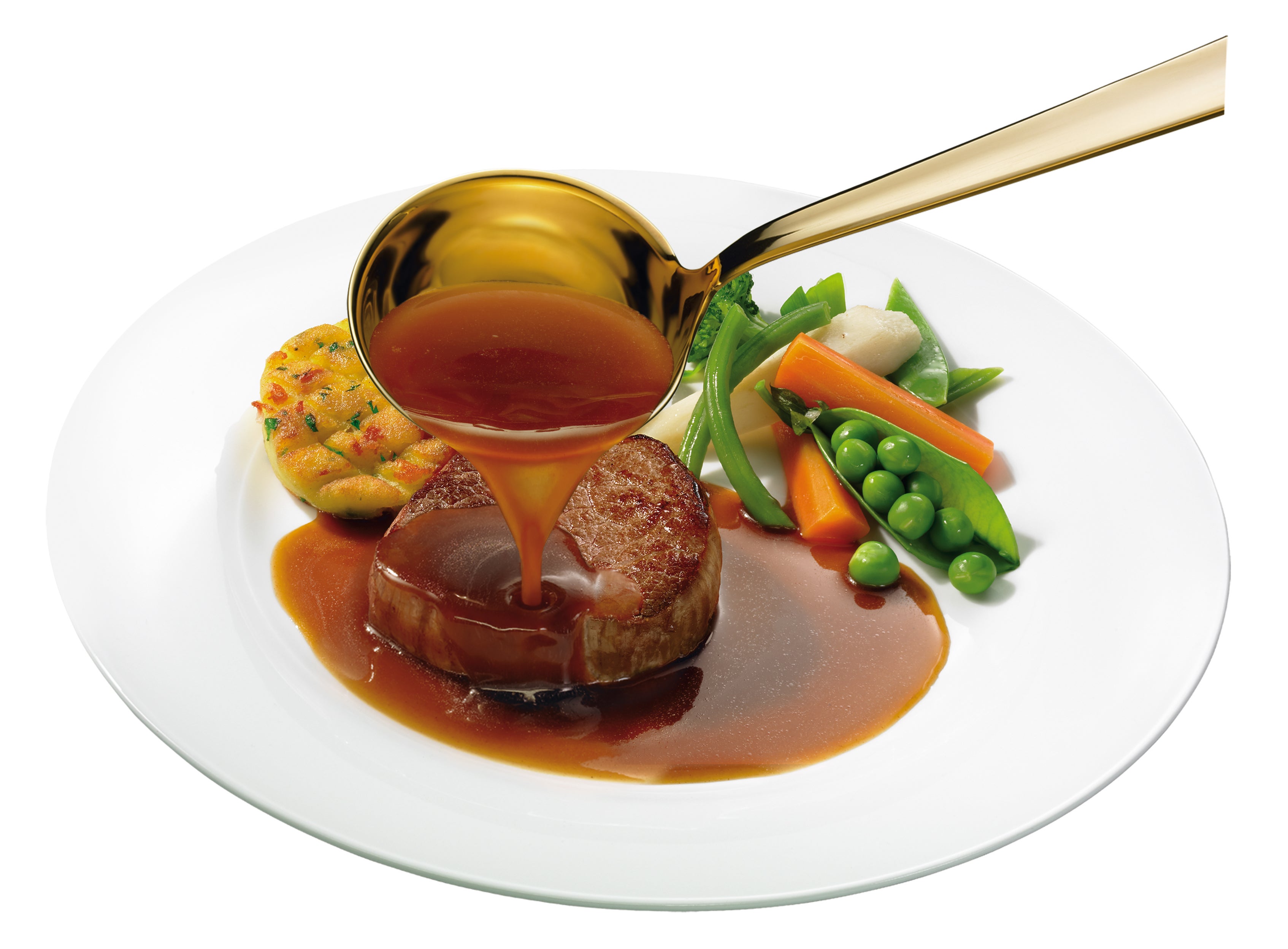 Vleesgerecht op een wit bord waar jus overheen gegoten wordt - Nestlé Professional