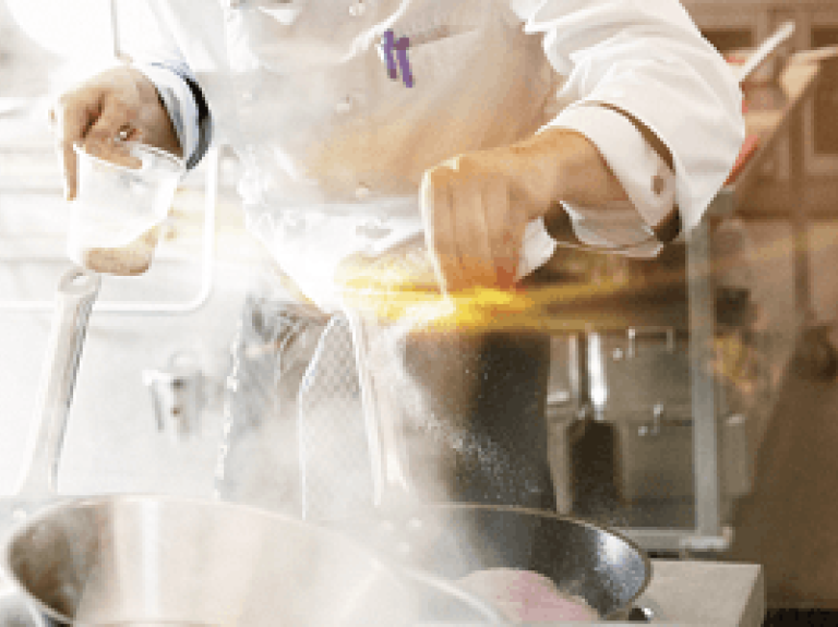 Kok voegt Maggi aroma toe aan een gerecht - Nestlé Professional