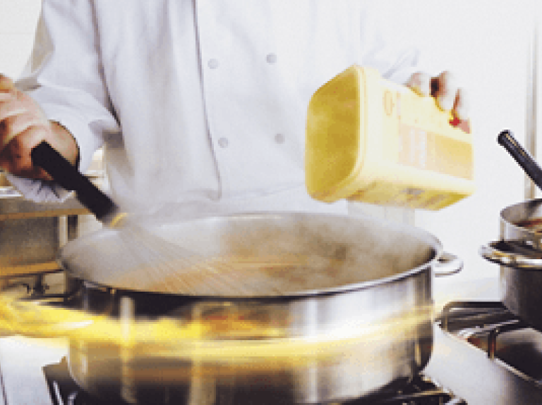 Kok giet Maggi in een pan en roert dit door de soep - Nestlé Professional