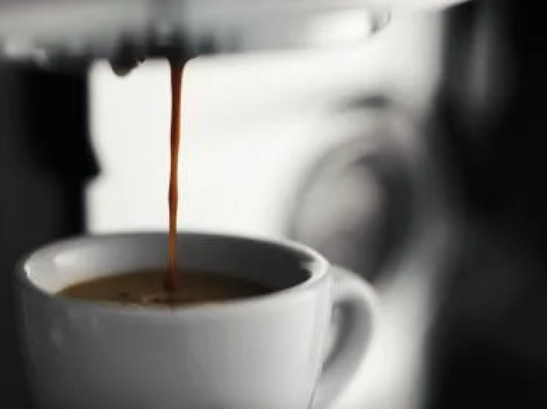 Koffie loopt uit een koffiezetapparaat - Nestlé Professional
