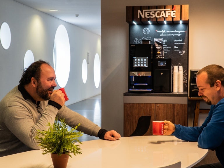 Collega's genieten in de pauze van een kopje Nescafé koffie - Nestlé Professional