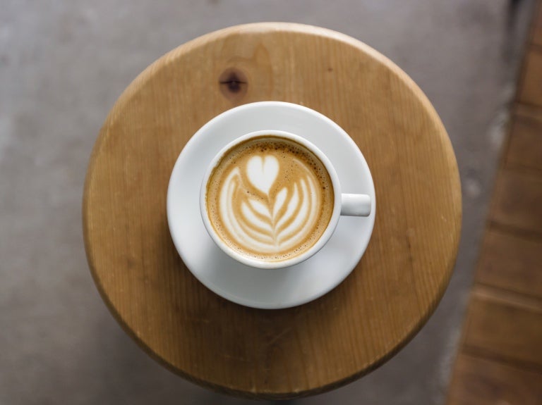Een kopje koffie op tafel