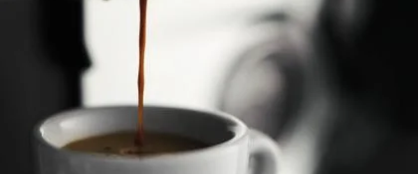 Koffie loopt uit een koffiezetapparaat - Nestlé Professional