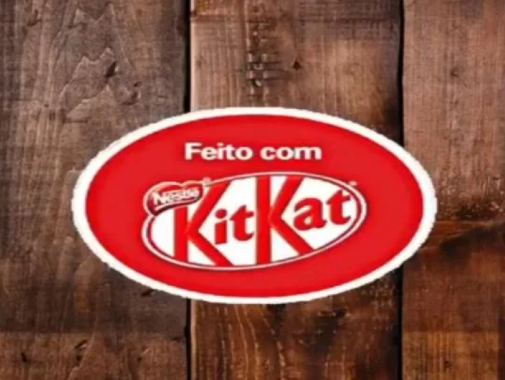 Kitkat logo op een houten achtergrond - Nestlé Professional
