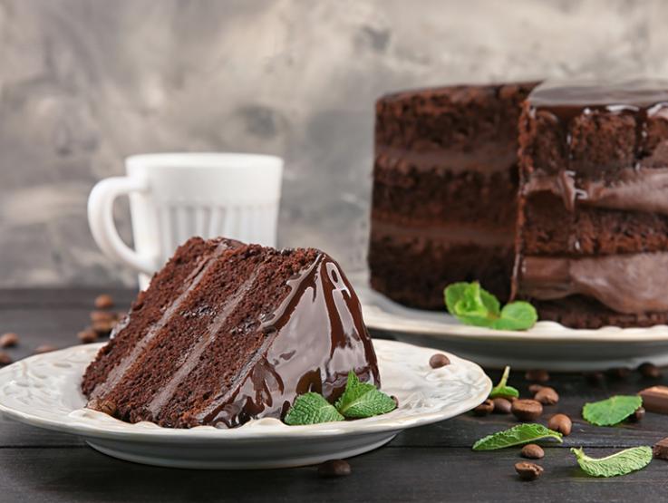 Stuk chocoladetaart uit een hele taart gesneden - Nestlé Professional