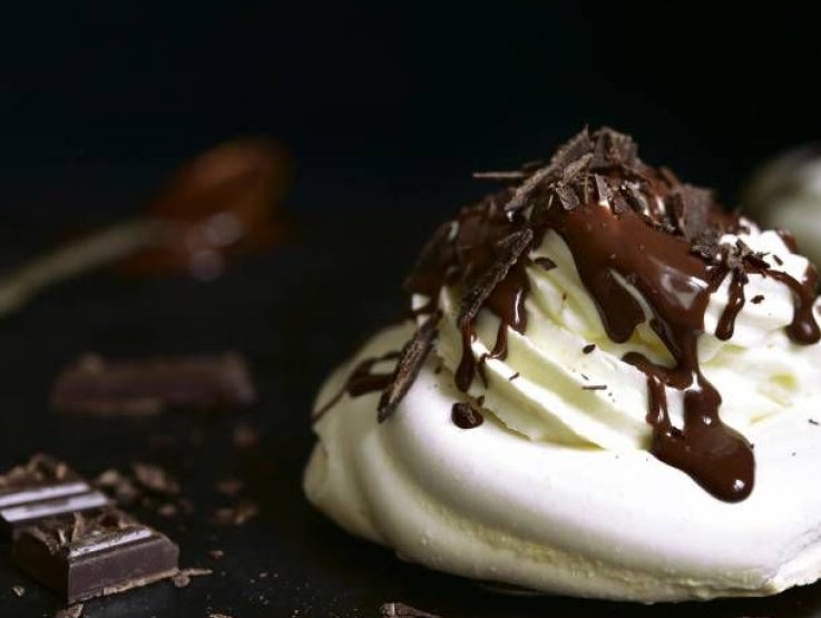Toefje docello met chocolade saus en chocolade kruimels - Nestlé Professional