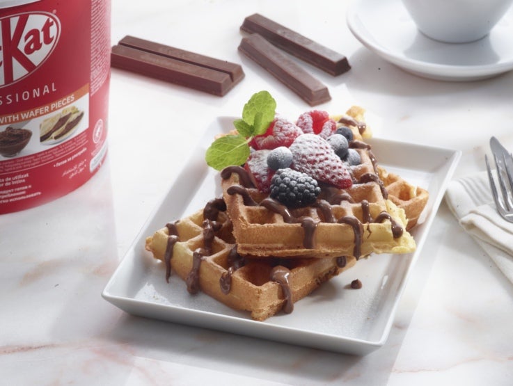 Wafels met rood fruit en Kitkat chocoladesaus eroverheen - Nestlé Professional