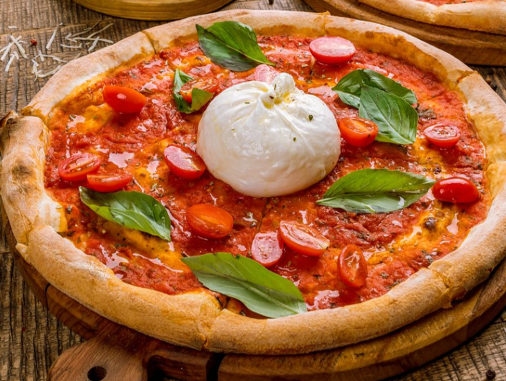 Pizza met burrata klaar om te eten