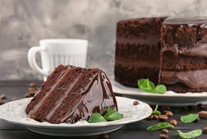 Stuk chocoladetaart uit een hele taart gesneden - Nestlé Professional