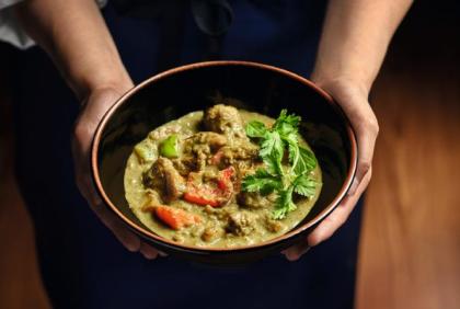 Handen houden een bord met curry vast - Nestlé Professional
