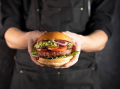 Chef kok met hamburger