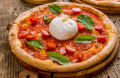 Pizza met burrata klaar om te eten