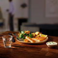 Bord geserveerd met vegan schnitzel