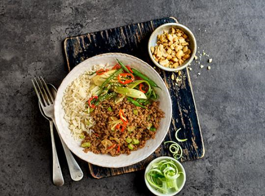 Koreaans gerecht op een wit bord