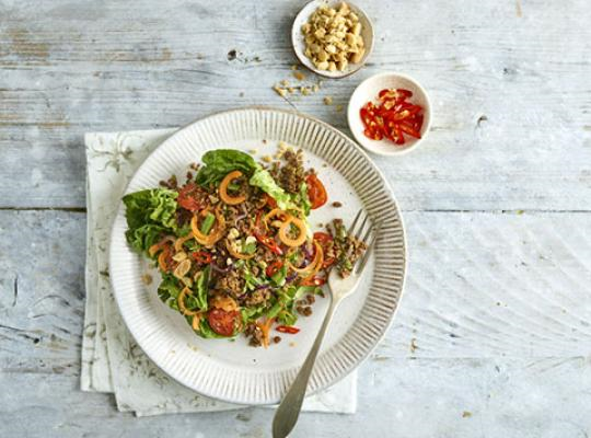 Lam Salade op een wit bord
