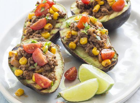 Gevulde avocado met limoen op een wit bord