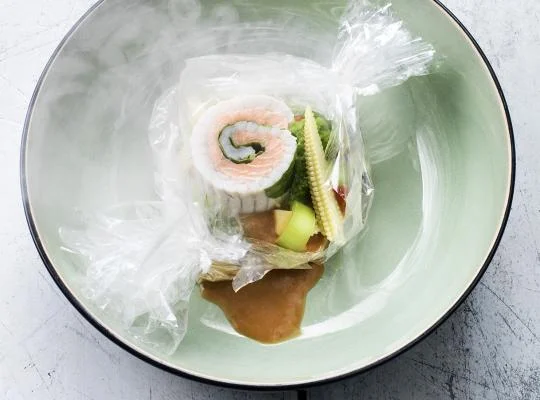 Eten in een plastic wrapper op een wit bord