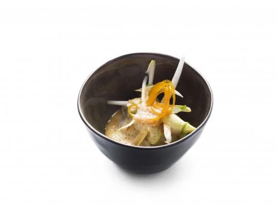 Een kom met eten in een zwarte kom op een witte achtergrond