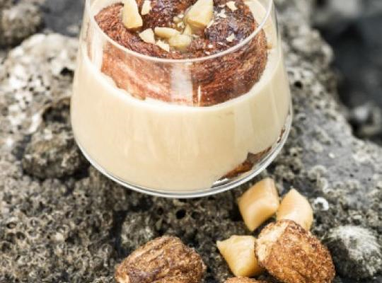 Een glas tiramisu met noten
