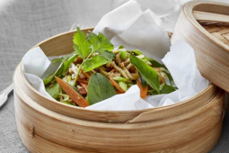 Gestoomde Noodles in een bamboe mand