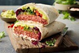 Een burrito met vlees en groenten op een snijplank
