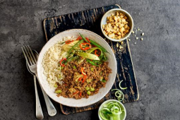 Koreaans gerecht op een wit bord