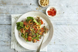 Lam Salade op een wit bord