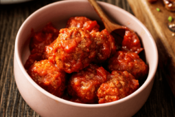 Gehaktballetjes in tomatensaus in een kom