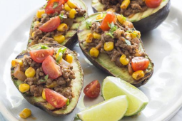 Gevulde avocado met limoen op een wit bord