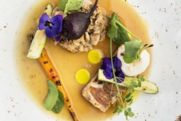 Een wit bord met eten