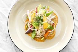 Een bord met noedels en groenten